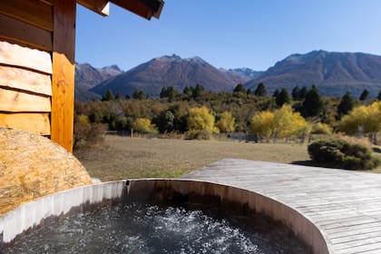 Jacuzzi de madera en el exterior de Ruca Kitai