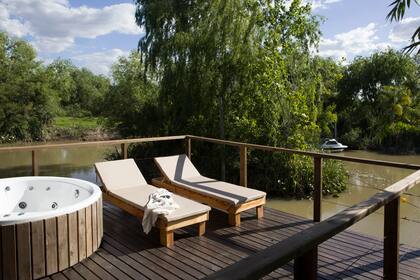 Jacuzzi y reposeras favorecen y completan la experiencia.