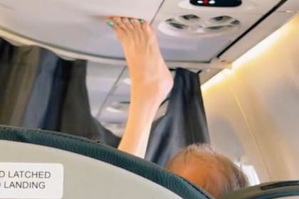 Jade Thirlwall exhibió a una pasajera sin zapatos en el avión