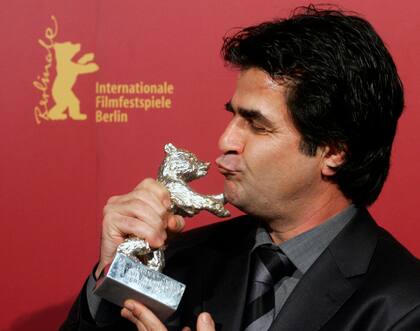 Jafar Panahi celebra en 2006 su triunfo en el Festival de Cine de Berlín 