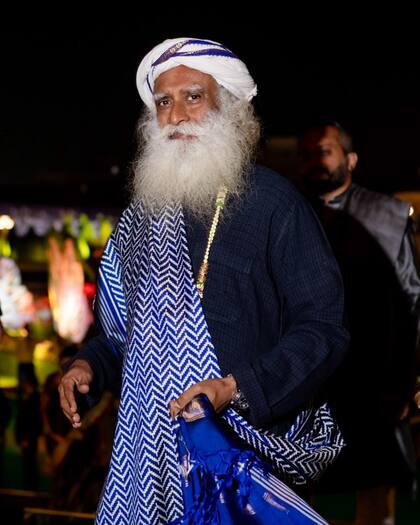 Jagadish "Jaggi" Vasudev, más conocido como Sadhguru, es un famoso gurú espiritual de la India, creador de la Fundación Isha. Fue otro de los invitados especiales por la familia Ambani.