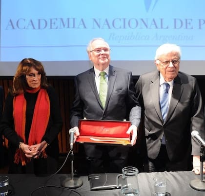 Jaim Etcheverry, ayer, con Ruiz Guiñazú y Sábat