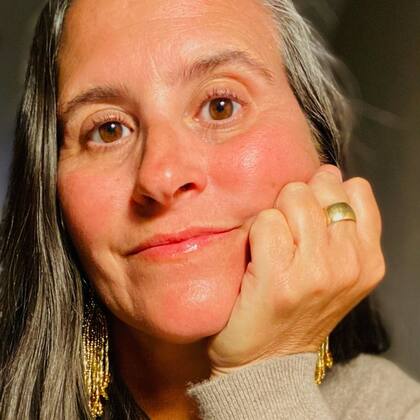 Jaime Alexis Stathis es una periodista independiente oriunda de Connecticut