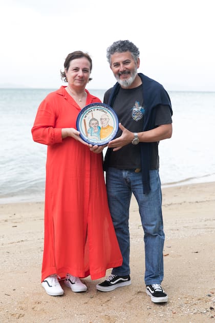 Jaime con su mujer, Luciana, nieta de los homenajeados en el plato.