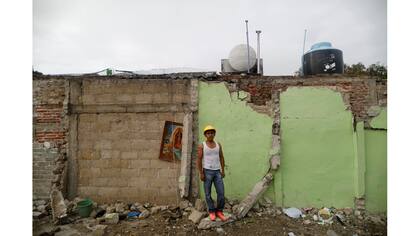 Jaime Delgado, 21 años, trabajador agrícola, sobre escombros en un área donde ayudó a rescatar a la gente en Jojutla de Juárez