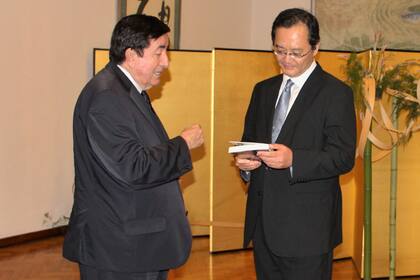 Jaime Durán Barba junto al embajador Takahiro Nakamae