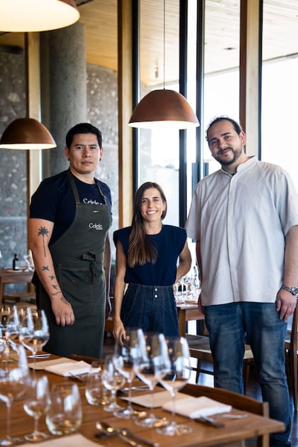 Jaime Rodriguez, del premiado Celele de Cartagena, Colombia, la anfitriona Julia Zuccardi y Tomas Treschaski, dos grandes referentes en ascenso, cocinaron juntos semanas atrás en Mendoza