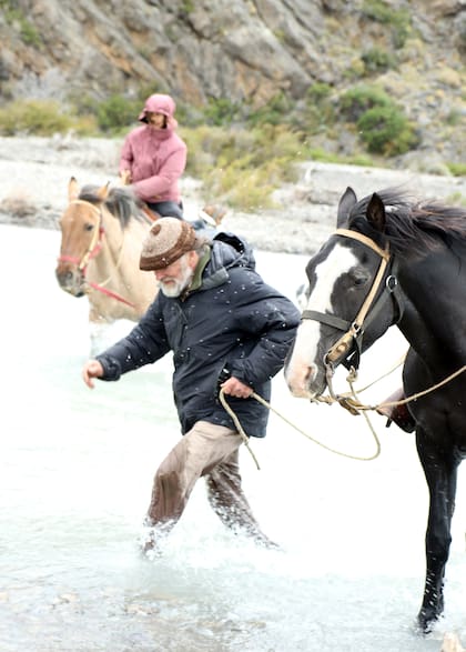 Jaime Smart tiene años de experiencia en la Patagonia: es eximio jinete y timonel de lancha