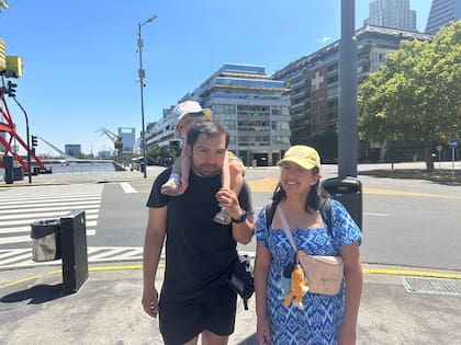 Jaime y Camila llegaron de Chile y antes de venir transfirieron dólares a su cuenta de Western Union, que extrajeron acá y cambiaron al dólar blue apróximadamente a $900