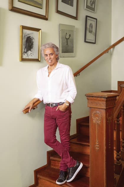 El cantante posa con un retrato de su mujer de toda la vida, a quien asegura le debe el éxito de su carrera.