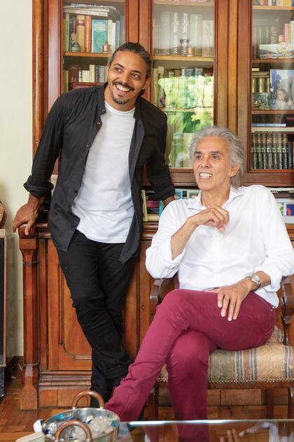 “Esta casa siempre fue el centro y el lugar de encuentro para la familia. Cada vez que nos reunimos lo hacemos acá. Recuerdo Navidades, cumpleaños…”, cuenta Yaco mientras posa con su padre frente a una biblioteca antigua que trajeron de su casa en Europa.