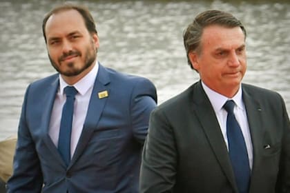 Jair Bolsonaro con Carlos, su hijo, que cada vez tiene un rol más participativo en las reuniones de crisis