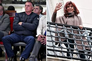 Jair Bolsonaro con su tobillera electrónica y Cristina Kirchner en el balcón de su residencia