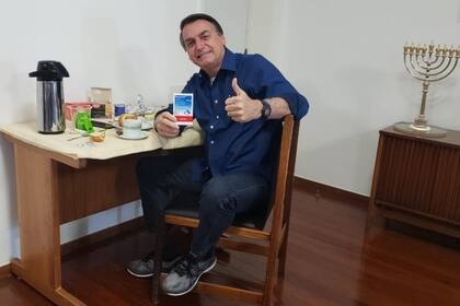 Jair Bolsonaro, durante el aislamiento obligatorio por contagiarse coronavirus, muestra un sobre de hidroxicloroquina