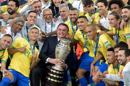 Jair Bolsonaro, el plantel de Brasil y la Copa América ganada en 2019; en 2021, se repite la sede, y queda por ver si se reiterará el campeón.