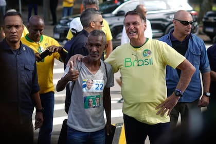 Jair Bolsonaro, en plena campaña, con una remera de Brasil