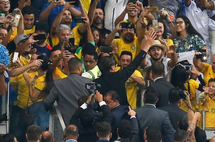 Jair Bolsonaro experimentó una insólita vuelta olímpica en el entretiempo del partido