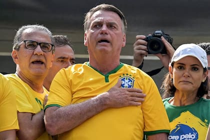 Jair Bolsonaro junto a su esposa, Michelle Bolsonaro, y el pastor Silas Malafaia, durante una manifestación en San Pablo