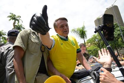 Jair Bolsonaro saluda a sus seguidores durante el último acto de campaña