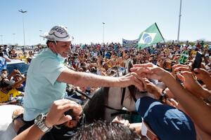 Paradoja. Bolsonaro desafía la lógica y repunta pese al desastre sanitario