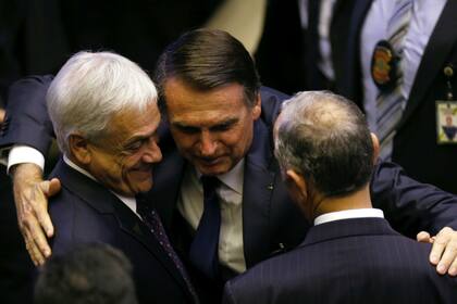 Jair Bolsonaro saluda al presidente de Chile, Sebastián Piñera, durante su asunción