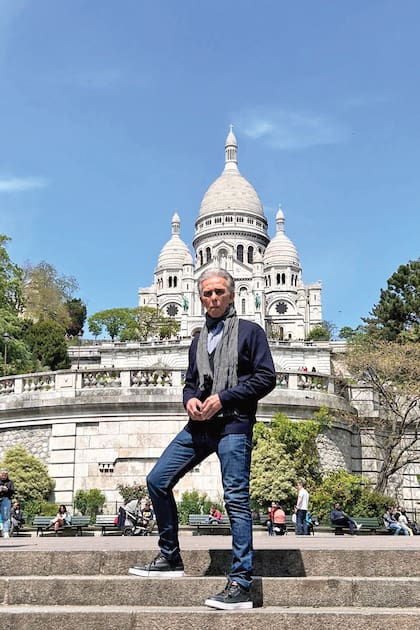 Jairo en Montmartre, con la basílica del Sacré Coeur de fondo.