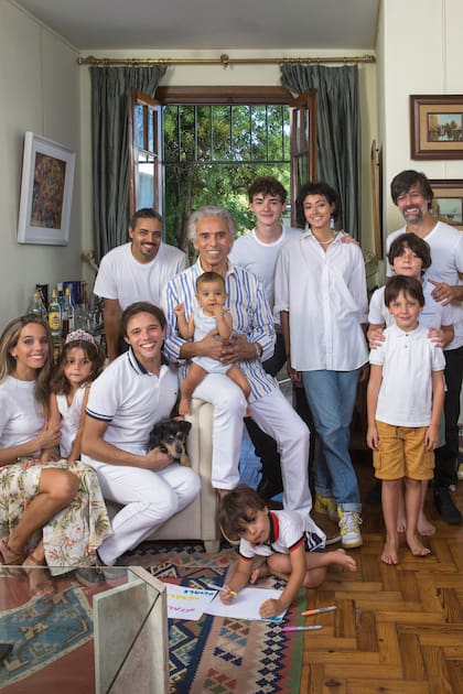 Jairo junto a sus hijos y nietos. El posado familiar cargado de ternura con el que celebran el reencuentro después de más de dos años tuvo lugar el 23 de diciembre. Y ni Youkali, la Terrier de Mario, quiso quedarse afuera. Recuperado del virus que lo obligó a suspender su gira, el cantante vuelve a los escenarios con shows en Cruz del Eje, Jesús María y Cosquín y un tour por la costa atlántica a fines de enero.