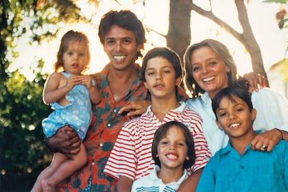Jairo y su familia en Madrid, en el verano de 1987, con Lucía, Iván, Mario, Teresa y Yaco