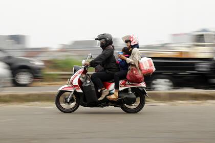 La familia a bordo. Una situación común, sobre todo en el interior del país, que siempre sobrepasa los límites del rodado