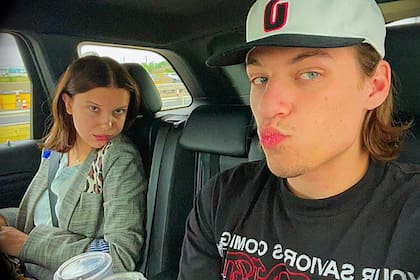 Jake Bongiovi, el hijo de Jon Bon Jovi, compartió a comienzos de junio una foto junto a Millie Bobby Brown en Instagram
