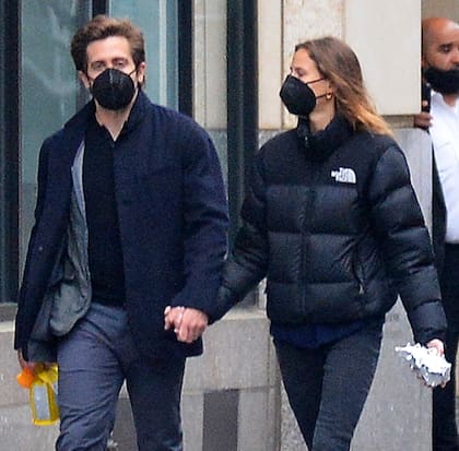 Jake Gyllenhaal es bastante reservado de su intimidad, pero se deja ver por las calles de Nueva York caminando con su novia Jeanne Cadieu  .