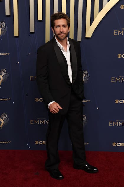 Jake Gyllenhaal, nominado por su rol en Se presume inocente, apostó por un traje clásico de Prada.