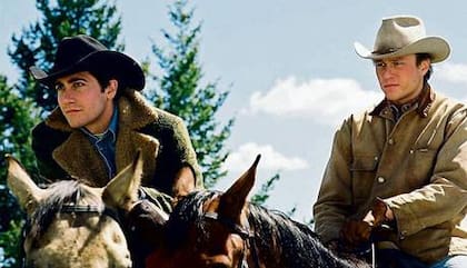 Jake Gyllenhall y Heath Ledger, los protagonistas de Secreto en la montaña, que tendrá su versión teatral con Benjamín Vicuña y Esteban Lamothe