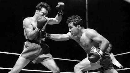 Jake LaMotta, a la derecha, luchando contra Marcel Cerdan en el Briggs Stadium en Detroit, Michigan