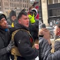 Un influencer republicano se infiltró en una marcha en contra de Trump y fue agredido por los manifestantes