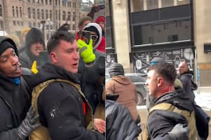 Un influencer republicano se infiltró en una marcha en contra de Trump y fue agredido por los manifestantes