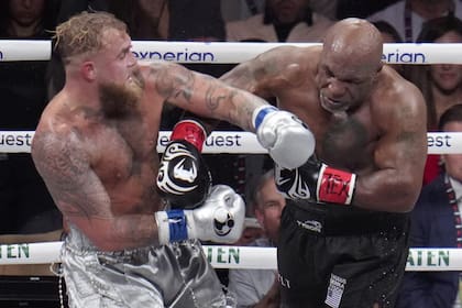 Jake Paul, izquierda, pelea con Mike Tyson durante su combate de boxeo de pesos pesados, el viernes 15 de noviembre de 2024, en Arlington, Texas. (AP Photo/Julio Cortez) (Julio Cortez / Associated Press)