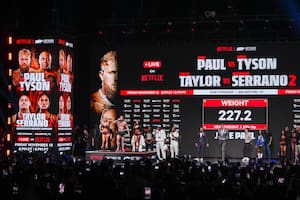 Jake Paul sube a la báscula para el pesaje antes del combate ante Mike Tyson el jueves 14 de noviembre del 2024 en Irving, Texas. (AP Foto/Julio Cortez)
