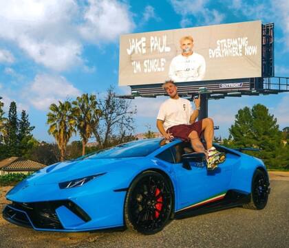 Jake Paul y su llamativo Lamborghini azul