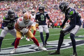 Jake Tonges atrapa un pase desviado y los 49ers vencen a los Seahawks 17-13