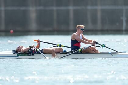 Jakub Podrazil y Jan Cincibuch de la República Checa reaccionan después de competir en la carrera de repesca de remo en doble scull masculino en los Juegos Olímpicos de Verano de 2020, el sábado 24 de julio de 2021 en Tokio, Japón.