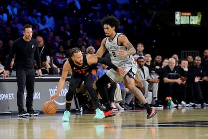 Jalen Brunson, de New York Knicks, defiende el balón ante la marca de Dylan Harper. (Photo by Ethan Miller / GETTY IMAGES NORTH AMERICA / Getty Images via AFP)