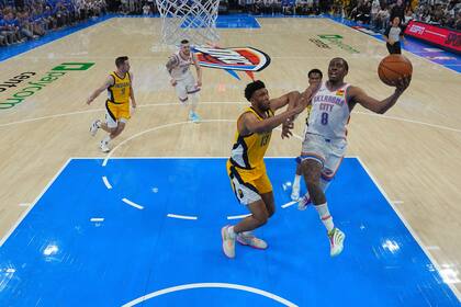Jalen Williams intenta una bandeja en el aire marcado por Tony Bradley; Oklahoma City Thunder está match point en la final de la NBA contra Indiana Pacers y puede ser campeón este jueves como visitante.