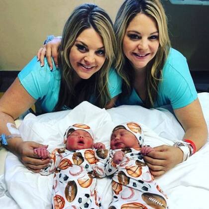 Jalynne y Janelle con sus hijos Bryson y Jace