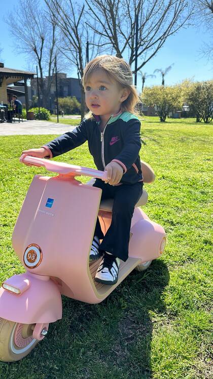 Jamaica recibió una motochicleta a motor color rosa por su cumpleaños