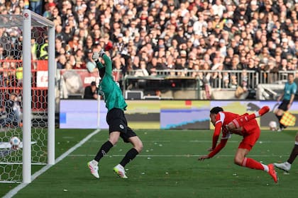 Jamal Musiala abrió el marcador frente a St. Pauli con una palomita; Bayern goleó y domina con 12 puntos de ventaja la Bundesliga.