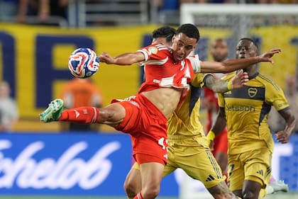 Jamal Musiala, del Bayern Múnich, trata de conservar el balón frente a Lautaro Di Lollo, de Boca Juniors, en un partido del Mundial de Clubes, disputado el viernes 20 de junio de 2025 (AP Foto/Rebecca Blackwell)