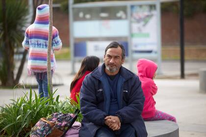 "Jamás voy a tirar la toalla. Me gustaría trabajar y que las chicas tengan una jornada de ocho horas en la escuela: así, yo podría laburar seis horas y después viajar dos para ir y volver a buscarlas", dice Pirlo.  