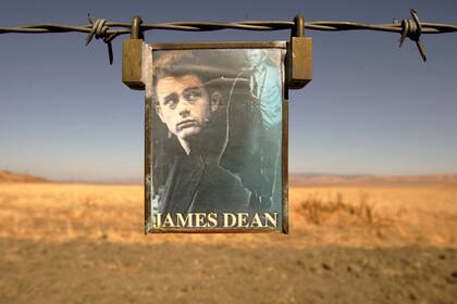 La foto de James Dean en la intersección de la ruta donde falleció