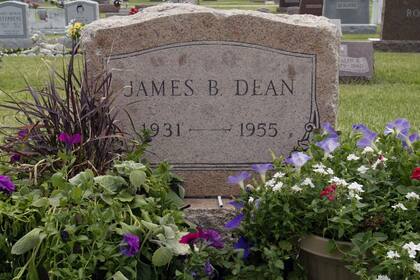 La tumba del joven actor James Dean en Fairmount, Indiana
